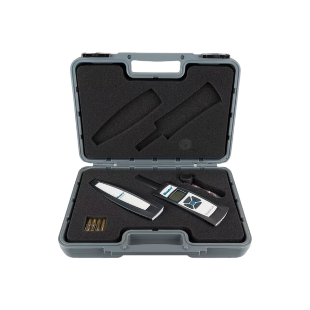 Hunter ROAM LR kit in plastic case showing transmitter, receiver, SmartPort wiring harness, and 4 AAA batteries.