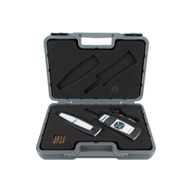Hunter ROAM LR kit in plastic case showing transmitter, receiver, SmartPort wiring harness, and 4 AAA batteries.