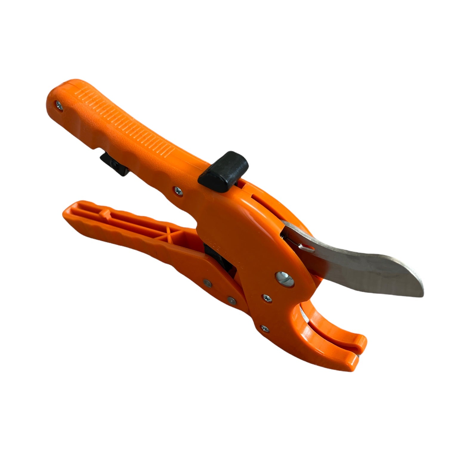 R125 ratchet cutter laid flat showing curved anvil, overall profile, and ergonomic grip for irrigation and plumbing work.