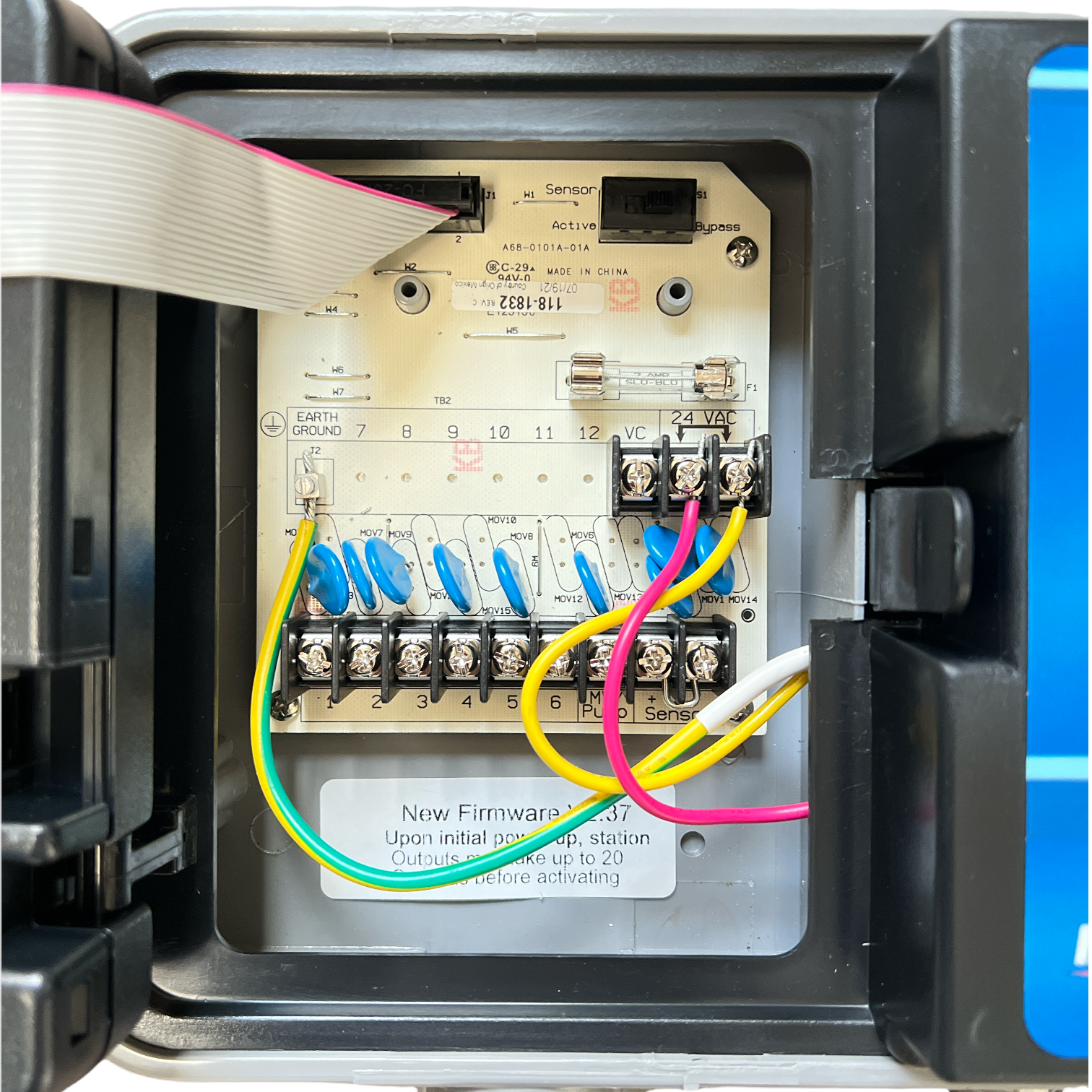 Angle image of the RD600-EXT-R outdoor enclosure illustrating compact form factor, mounting points and weather-resistant casing for exterior installation.